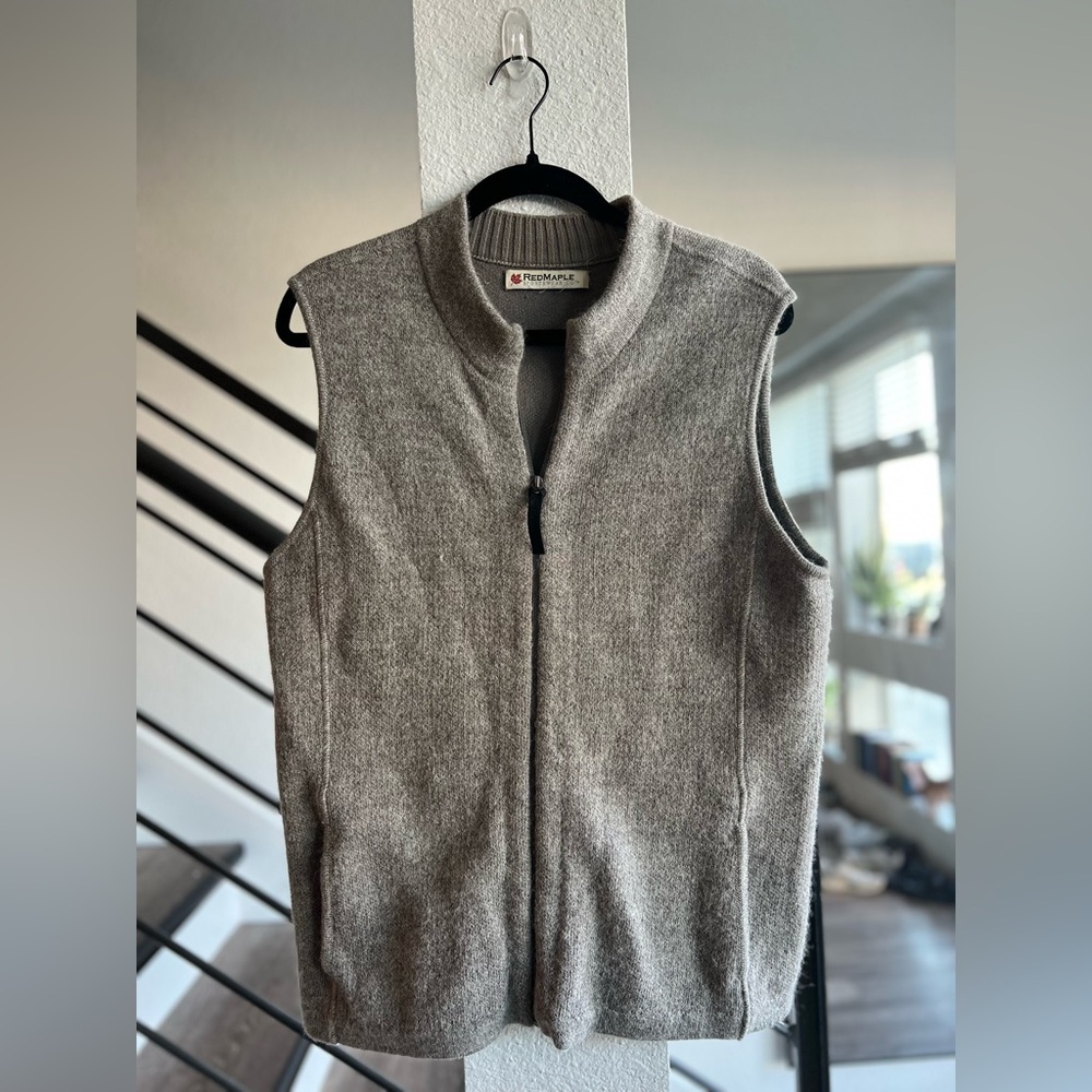 Men’s Red Maple Vest size M grey alpaca